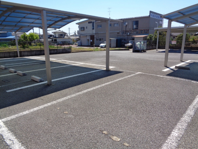 駐車場　屋根付駐車場