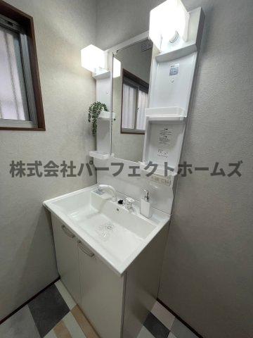 洗面設備　独立洗面化粧台が付いています