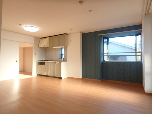 居室・リビング　角部屋のお写真となります。