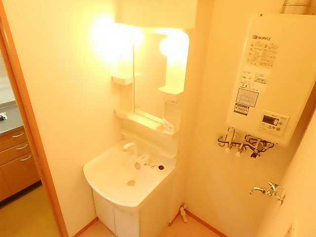 洗面設備　独立洗面台付きです。