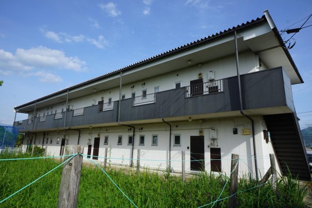 建物外観　青と白のコントラストが素敵です