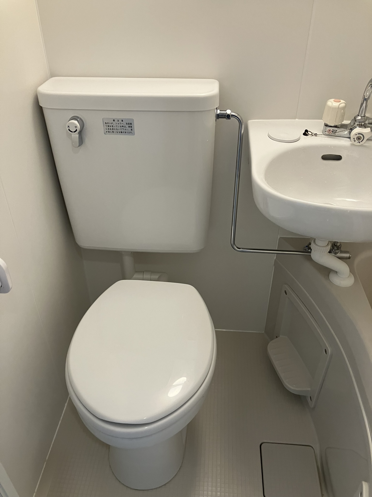 トイレ　3点ユニットのトイレも未使用です。