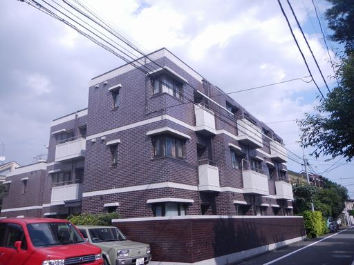 建物外観　ブラウンの落ち着いた色の建物