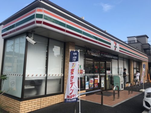 コンビニ　セブンイレブン　足立西新井５丁目店（コンビニ）まで932m
