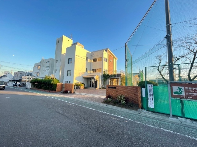中学校　北名古屋市立西春中学校（中学校）まで828m