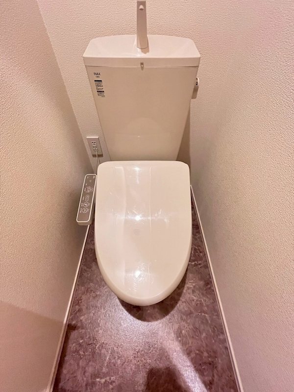 トイレ　別号室参考写真です。