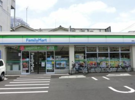 コンビニ　ファミリーマート 本駒込二丁目店（コンビニ）まで261m