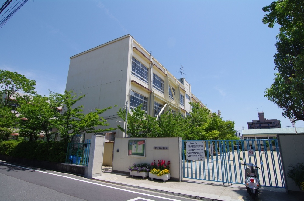 小学校　尼崎市立　武庫小学校（小学校）まで595m