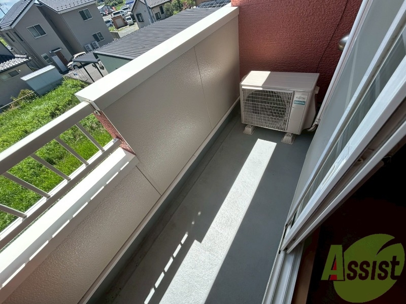 バルコニー　晴れた日は沢山洗濯物が干せそうです。