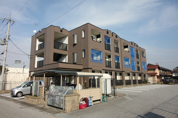 建物外観　３階建てマンション！