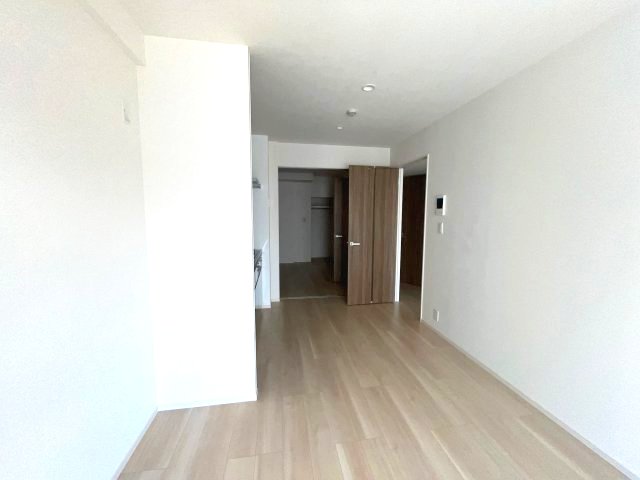 居室・リビング　写真は、他部屋の反転間取りです。(現況優先)