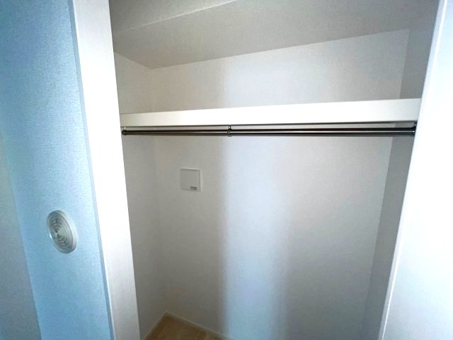 収納　写真は、他部屋の反転間取りです。(現況優先)