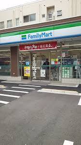 コンビニ　ファミリーマート 東五軒町店（コンビニ）まで207m