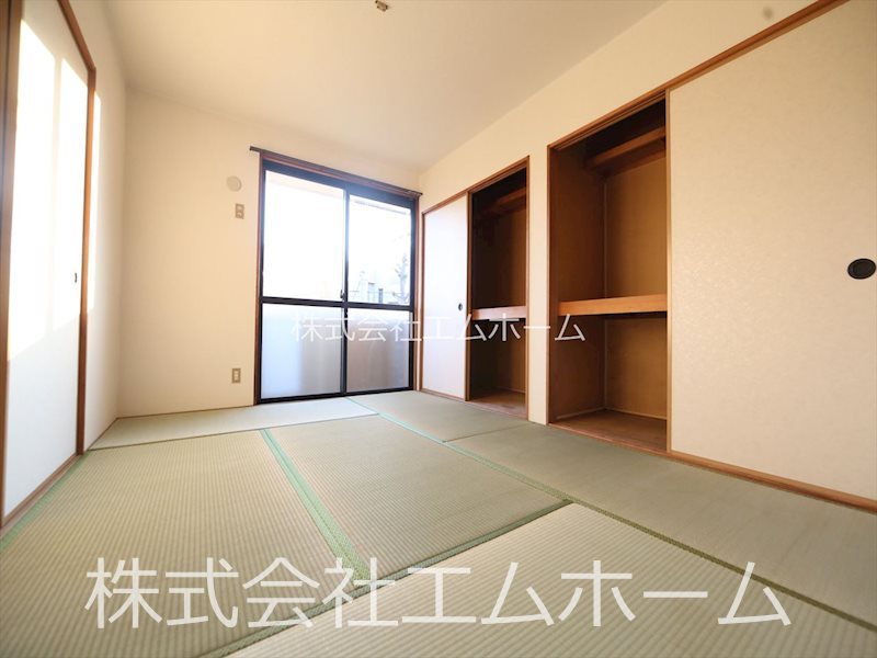 その他　南側和室6帖　壁一面物入付（収納充実してます）