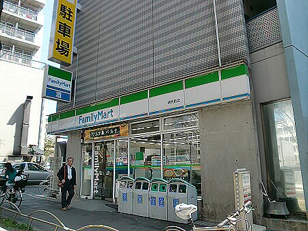 コンビニ　ファミリーマート明大前店（コンビニ）まで42m