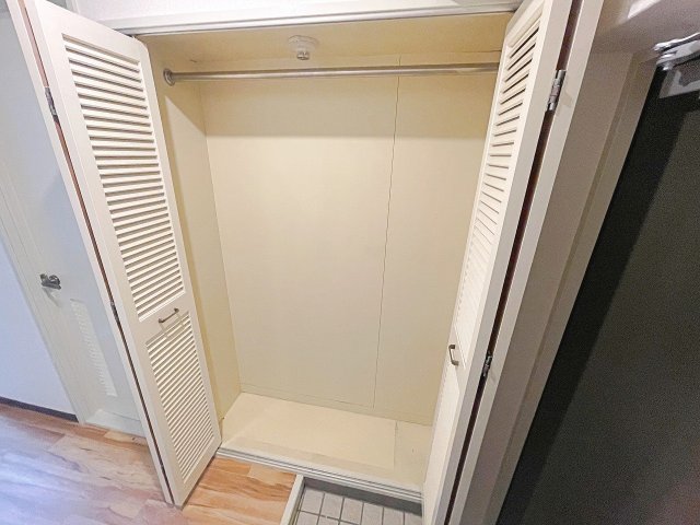 収納　玄関横に大きな収納スペースがあります
