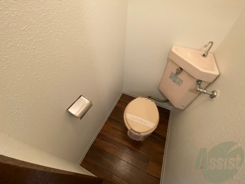 トイレ　こちらはトイレです。清潔感があり、安心して使用できます。