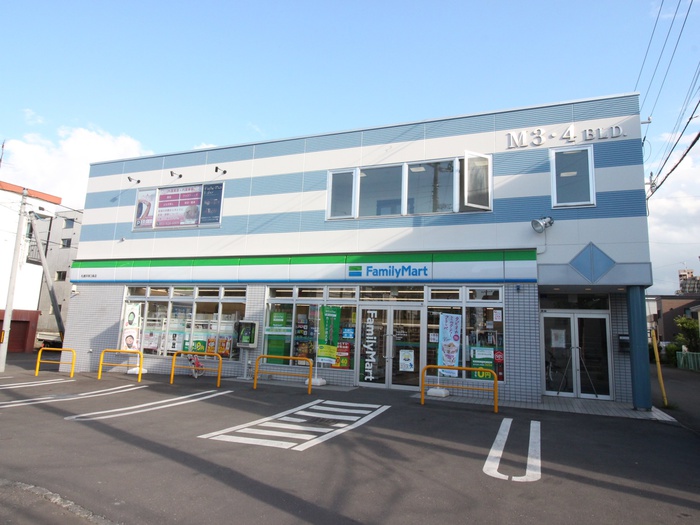 コンビニ　ファミリーマート 札幌平岸３条店（コンビニ）まで700m
