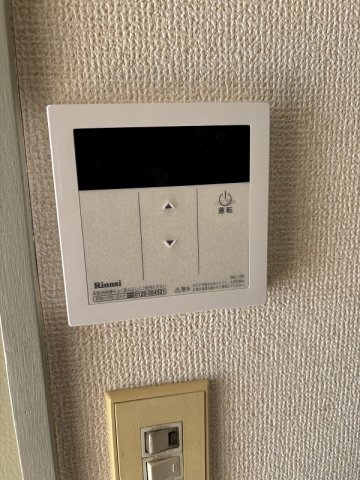洗面設備　リモコンでキッチンとお風呂のお湯の温度を調節出来て便利です♪