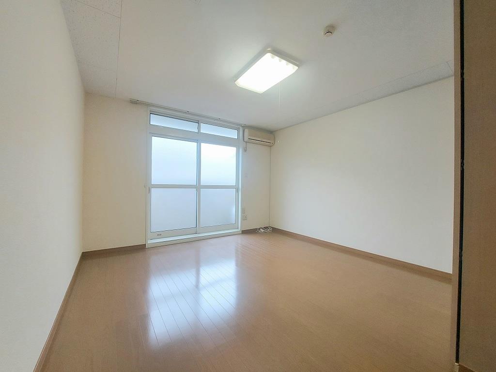 ＪＲ山陽本線 姫路駅 バス乗車時間：32分 最寄りバス停で下車 徒歩5分 2階建 築29年の居間写真