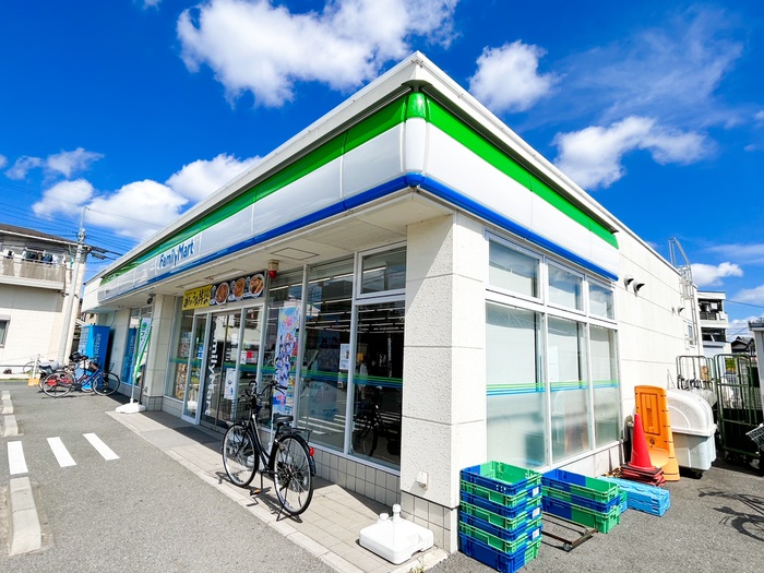 コンビニ　ファミリーマート（コンビニ）まで302m