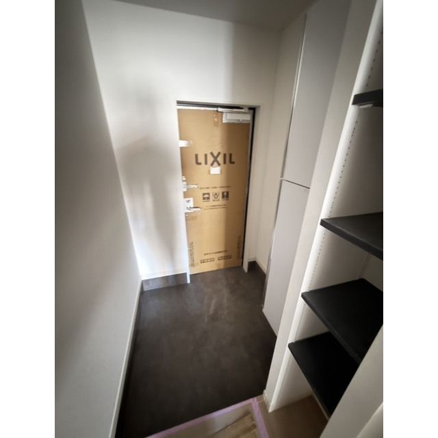 Rooms万代5の玄関写真