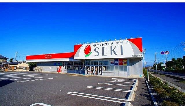 ドラックストア　ドラッグストアセキ妻沼店（ドラッグストア）まで400m