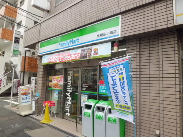 コンビニ　ファミリーマート世田谷中町店（コンビニ）まで832m