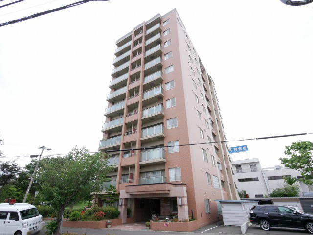 建物外観　駐車場が敷地内で確保できます♪