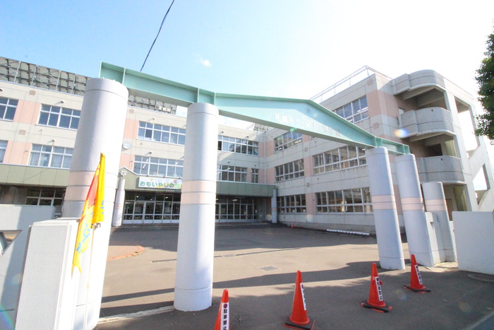 小学校　米里小学校（小学校）まで628m