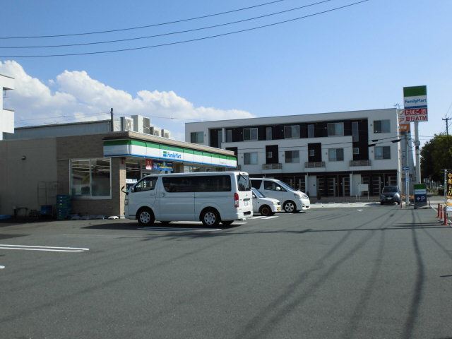 コンビニ　ファミリーマート（コンビニ）まで620m