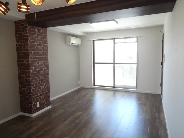 居室・リビング　シックな壁紙のお部屋です