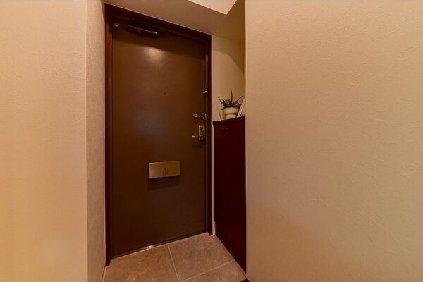 玄関　※写真は同じマンションの違う部屋のものになります。