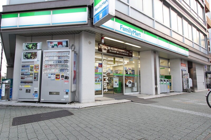 コンビニ　ファミリーマート栄瓦通店（コンビニ）まで64m