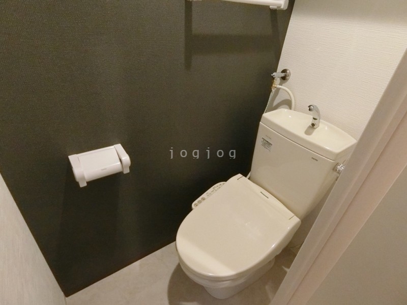 トイレ　嬉しい温水洗浄便座付きのトイレです。