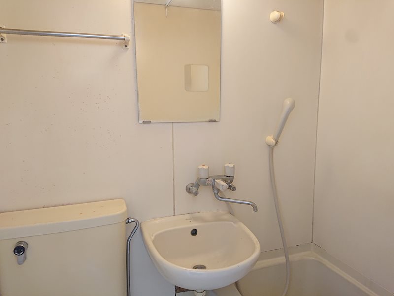 洗面設備　清掃前の写真です