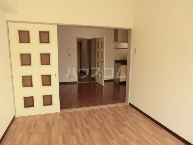 ベルメゾン市が尾Bの居間写真