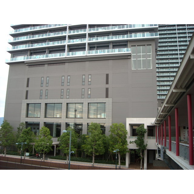 建物外観　JR久宝寺駅と屋根付デッキで直結。
