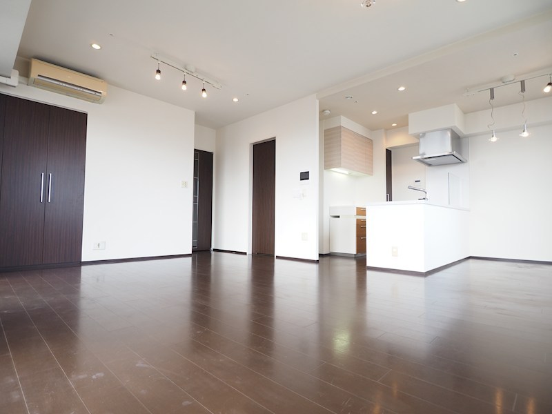居室・リビング　明るいリビングで広めのお部屋です。