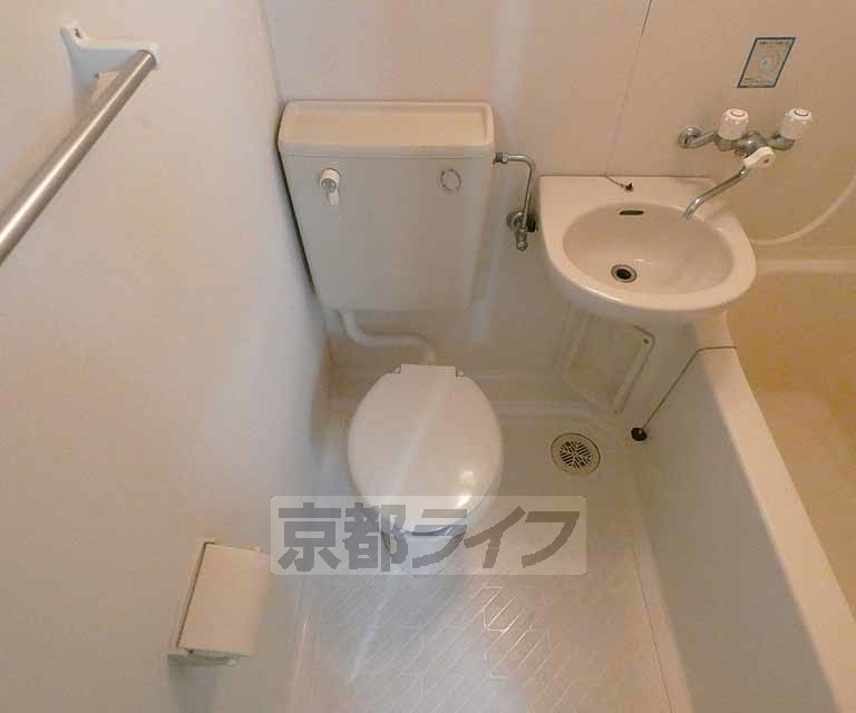 地下鉄烏丸線 鞍馬口駅 徒歩4分 3階建 築47年のトイレ写真