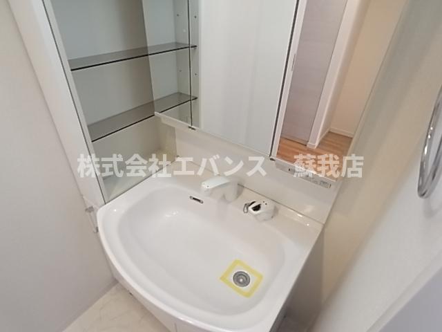 洗面設備　独立洗面台、小物を置くことができて便利です