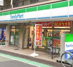 コンビニ　ファミリーマート 新宿大久保二丁目店（コンビニ）まで579m