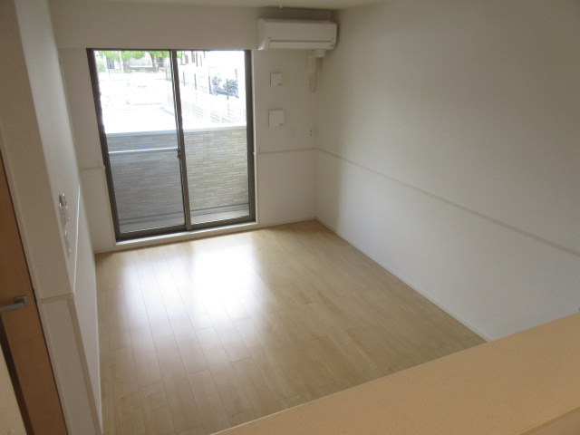 居室・リビング　明るいＬＤＫ12.7帖。エアコン付きです。