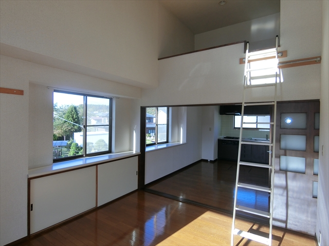 居室・リビング　出窓の下にも収納付き