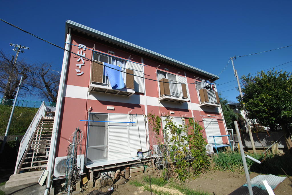 内山ハイツの建物外観