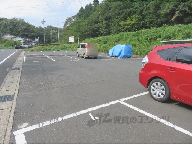 【ライフステージ広瀬安岡２の駐車場】