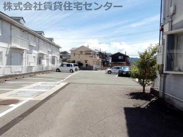 【ドミール岩出の駐車場】