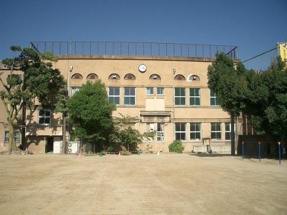 【シャン・ド・フルール岸和田の小学校】