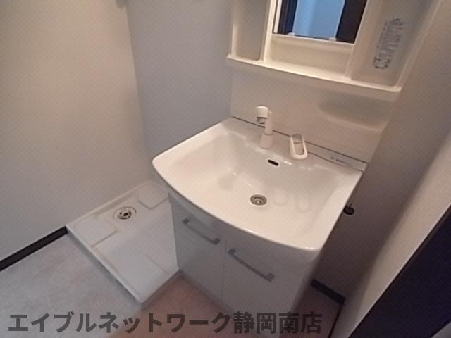 洗面設備　ゆったりとスペースのある洗面所