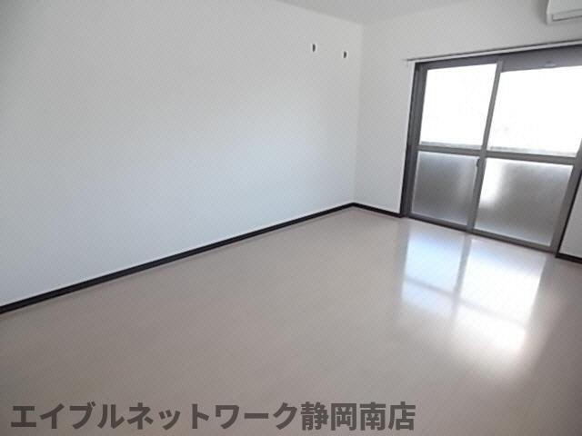 居室・リビング　こちらのリビングで趣味の時間をお楽しみください